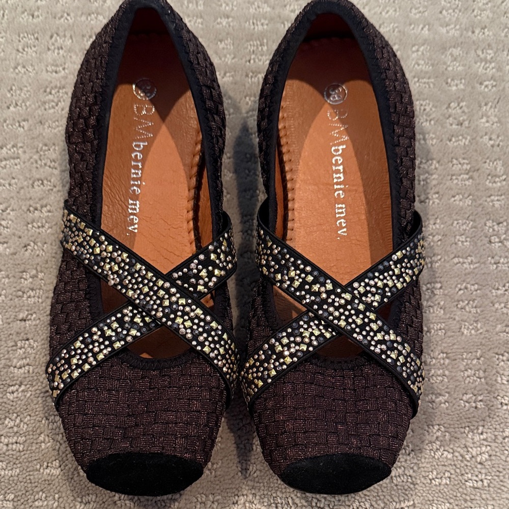 bernie mev. Women's Black and Gold Flats 38